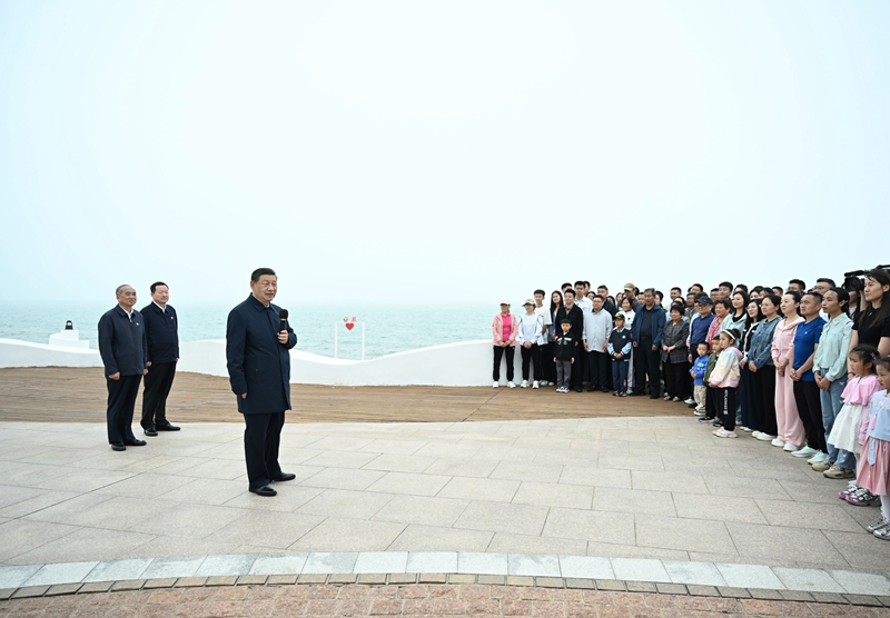 5月22日至24日👨‍🚒👒，中共中央总书记、国家主席🪛、中央军委主席习近平在山东考察🔒。这是22日下午，习近平在日照市阳光海岸绿道同市民和游客亲切交流🧑🏼‍🔬。