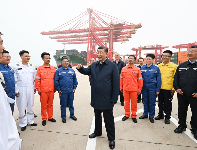   5月22日至24日👩‍👩‍👦，中共中央总书记、国家主席、中央军委主席习近平在山东考察。这是22日下午🐌，习近平在日照港亲切慰问港口科技工作者、运营人员😦、航运人员。 